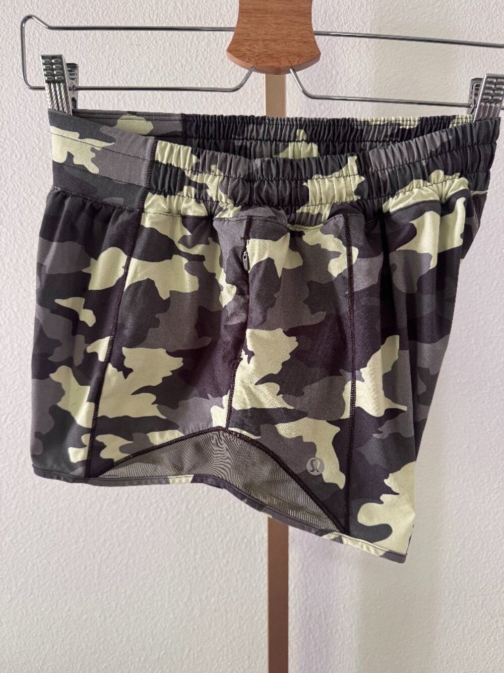 lululemon Hotty Hot Low Rise Shorts 2.5 Camo Crispin Green Size 6